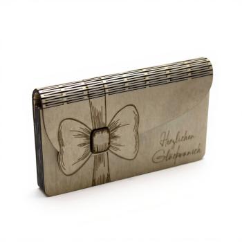 Detailaufnahme des präzisen Laserschnitts und der natürlichen Holzmaserung des Umschlags